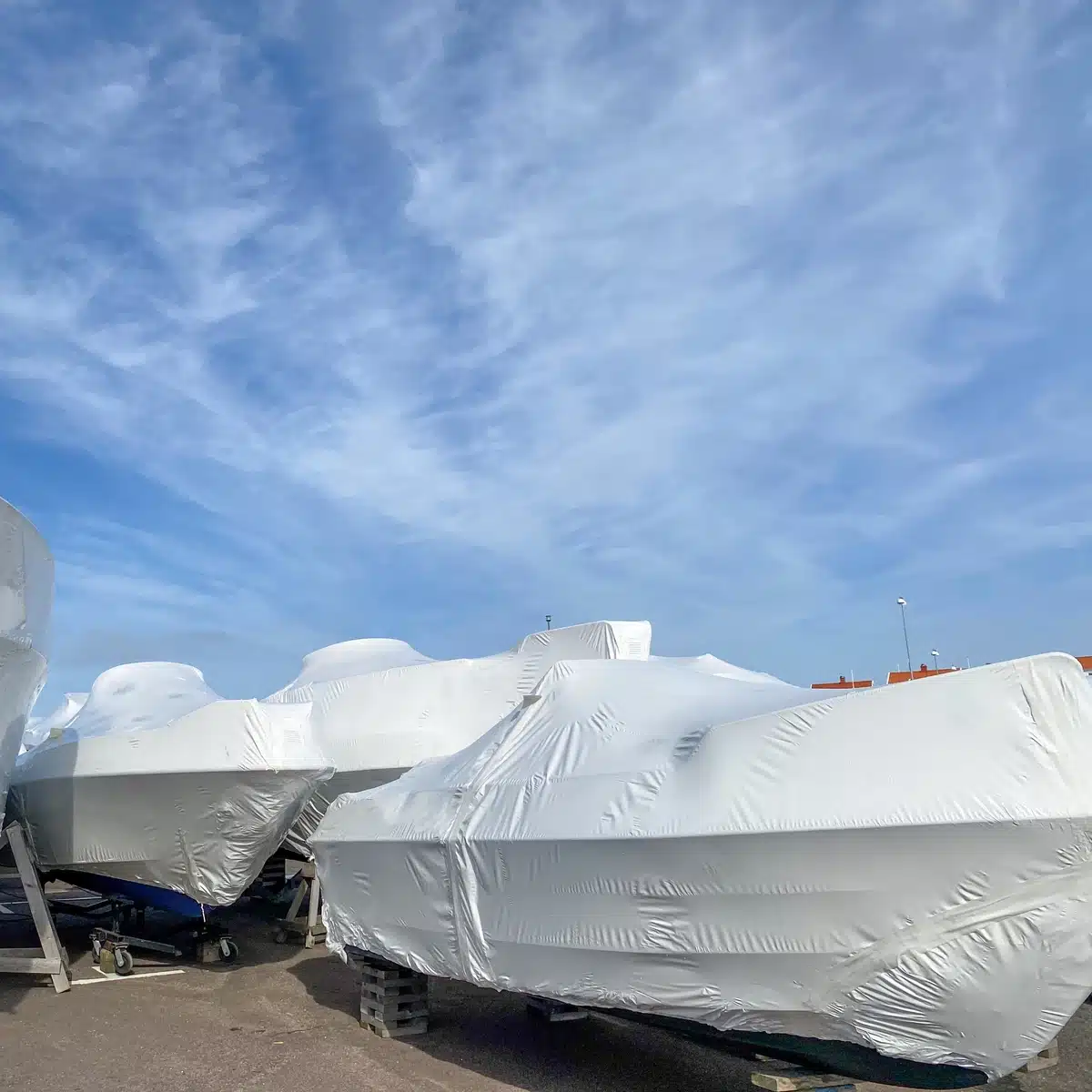 Bateaux sous bâche pour un hivernage sécurisé, garantissant une protection efficace contre l’humidité et les intempéries.
