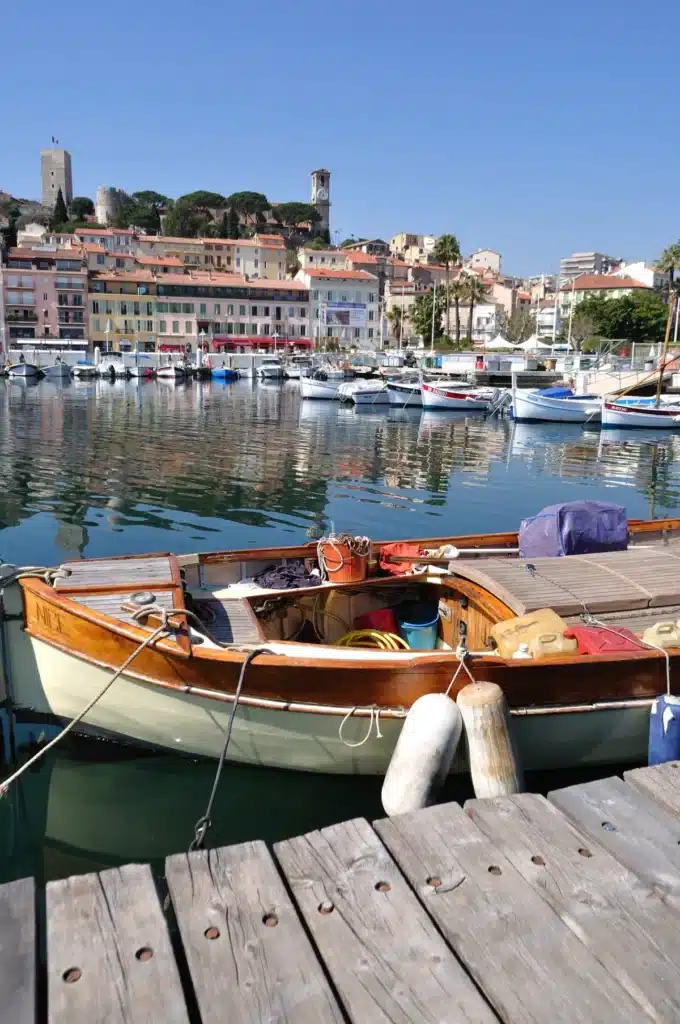 Bateau amarré dans un port à Cannes, illustrant l’intervention d’un prestataire de service pour l’entretien et le nettoyage des embarcations dans la région.







